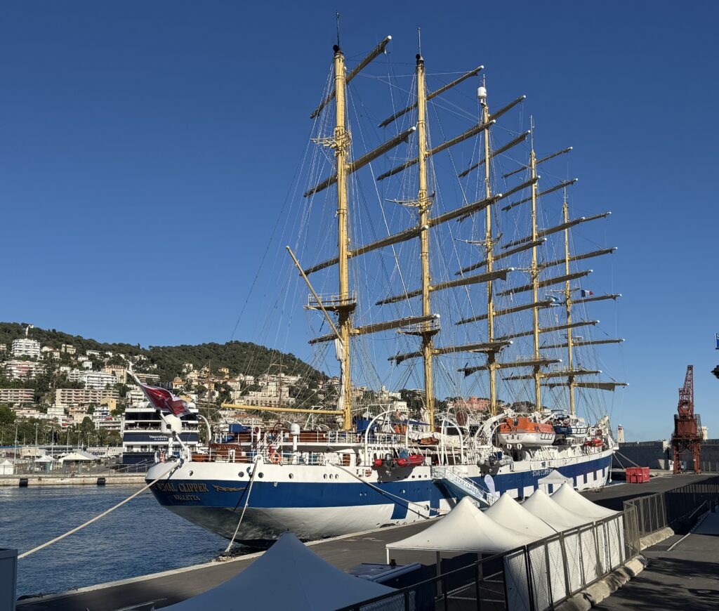 Le voilier à cinq mâts amarré au port de Nice.