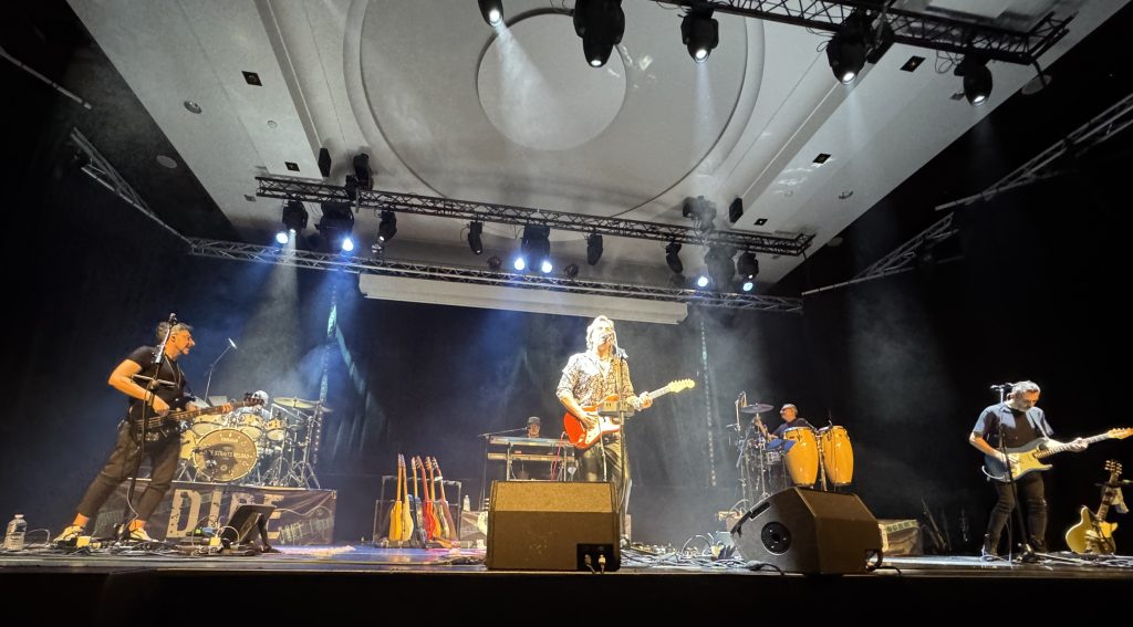 Les musiciens de Dire Straits Reload sur scène.
