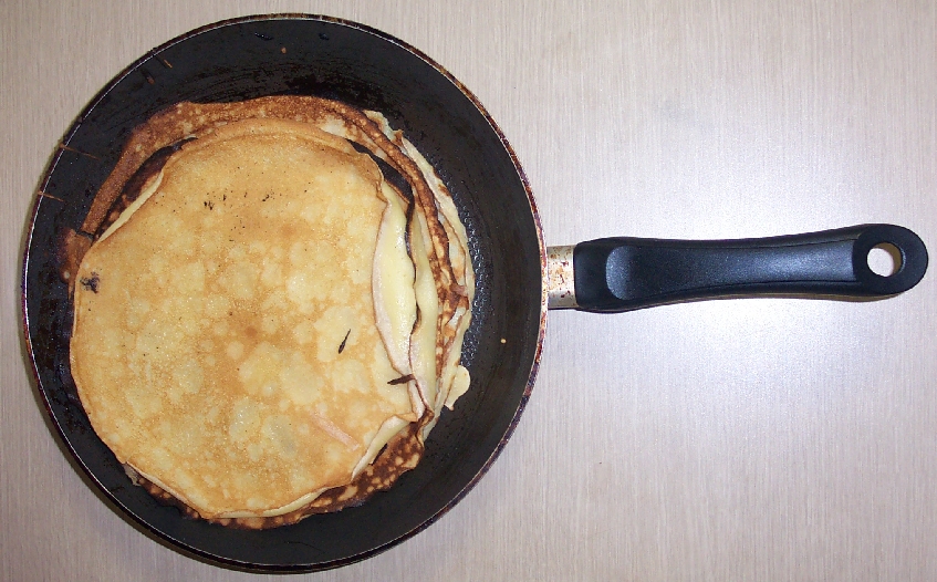 Crêpes françaises dans une poêle