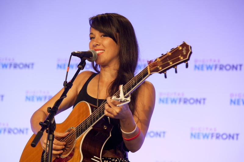 Kina Grannis lors d’un événement en 2012 (photo d’illustration, pas une image du clip In Your Arms).