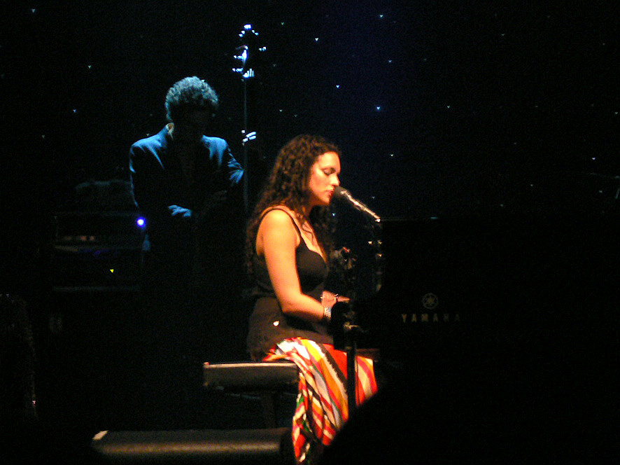 Norah Jones en concert à la Blaisdell Arena en 2005 (illustration, pas une image du clip).