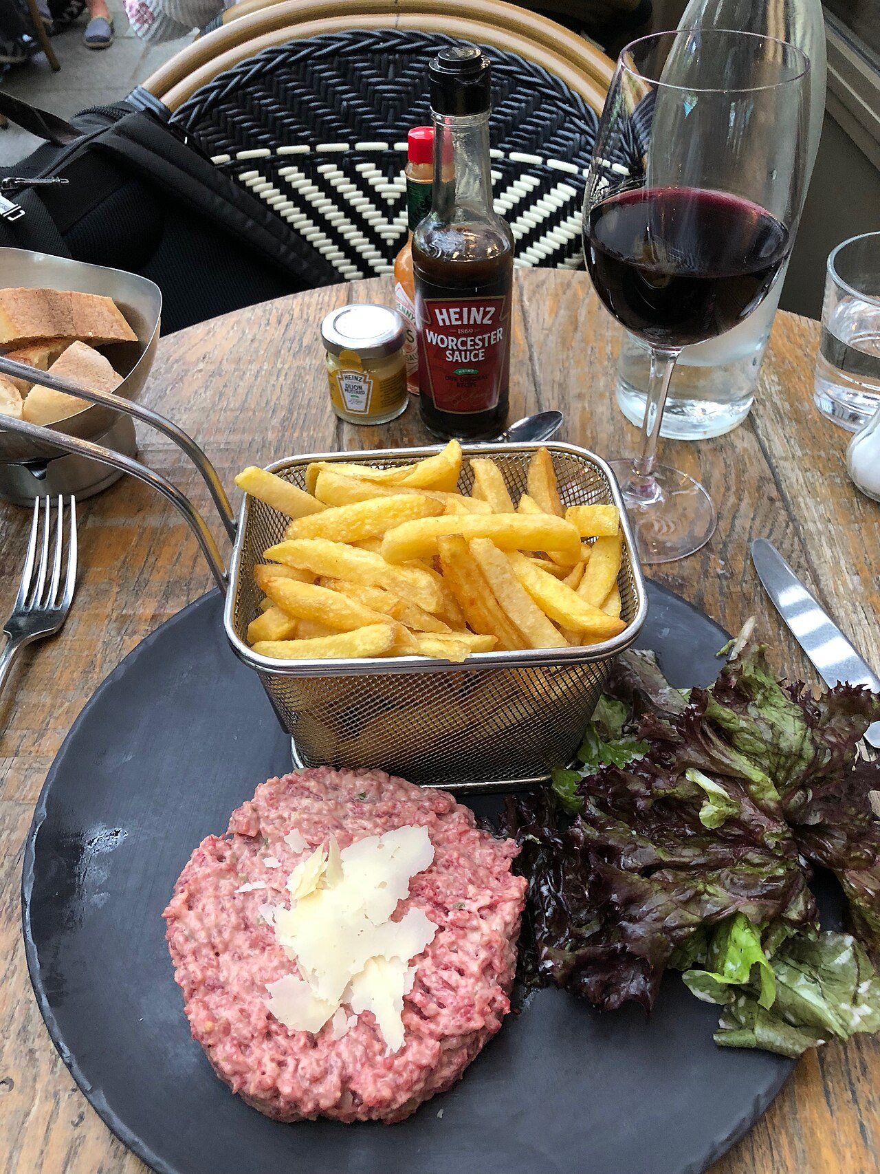 Steak tartare servi à Paris (photo d’illustration, pas le plat ni le restaurant du billet).