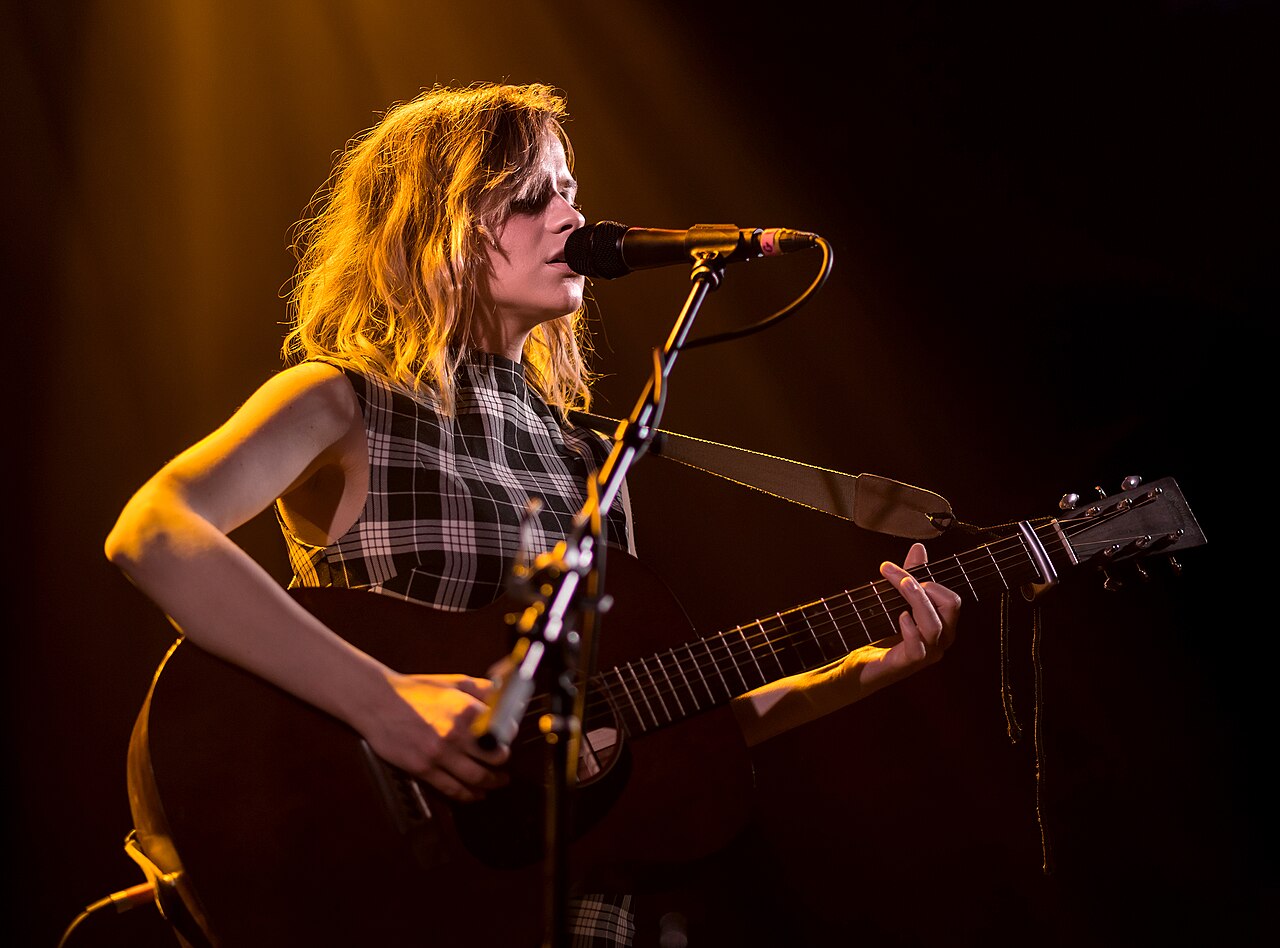 Gabrielle Aplin en concert en 2018 (illustration, pas une image de la vidéo de 2012).