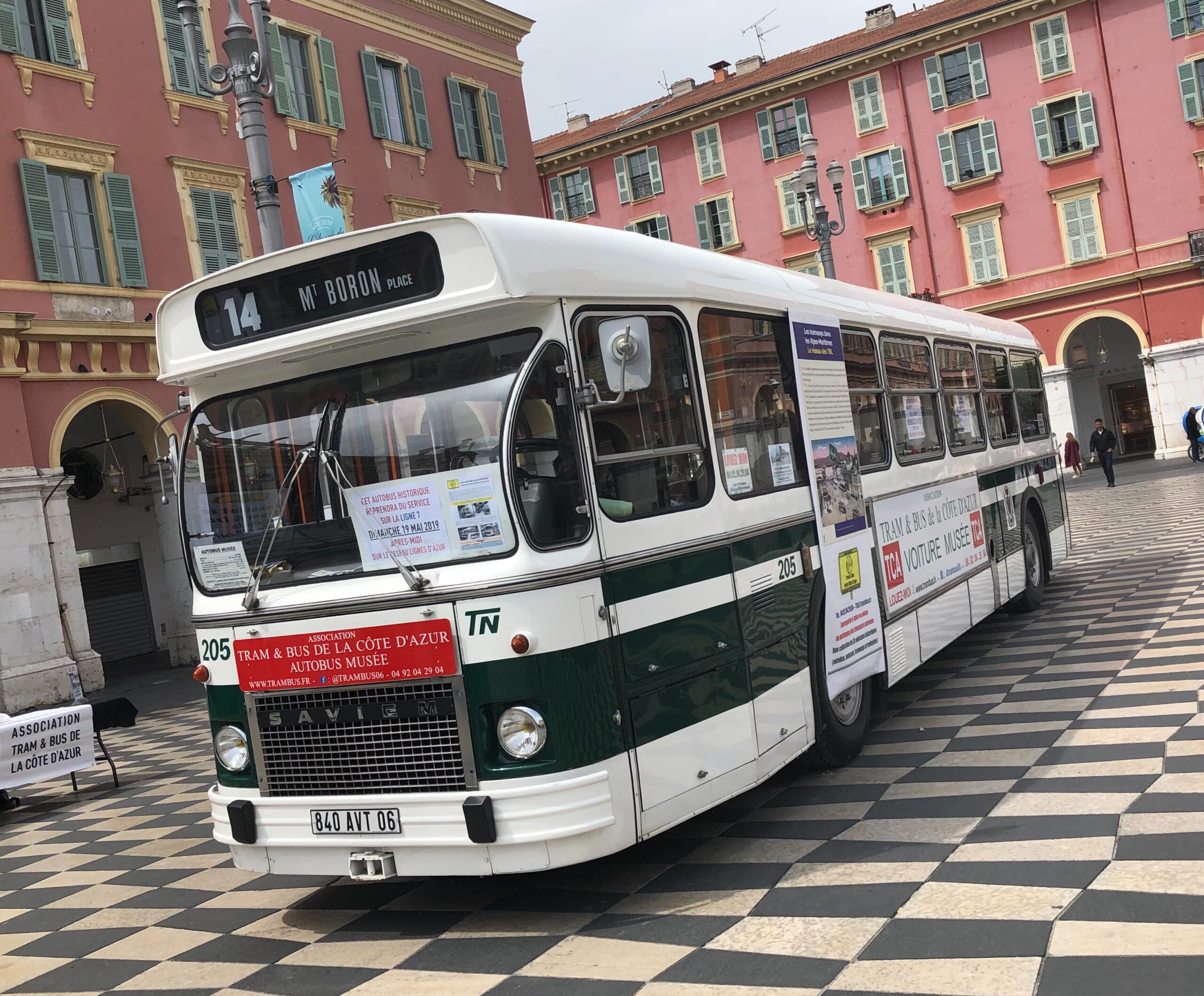 Exposition d’un ancien bus niçois sur la place Masséna