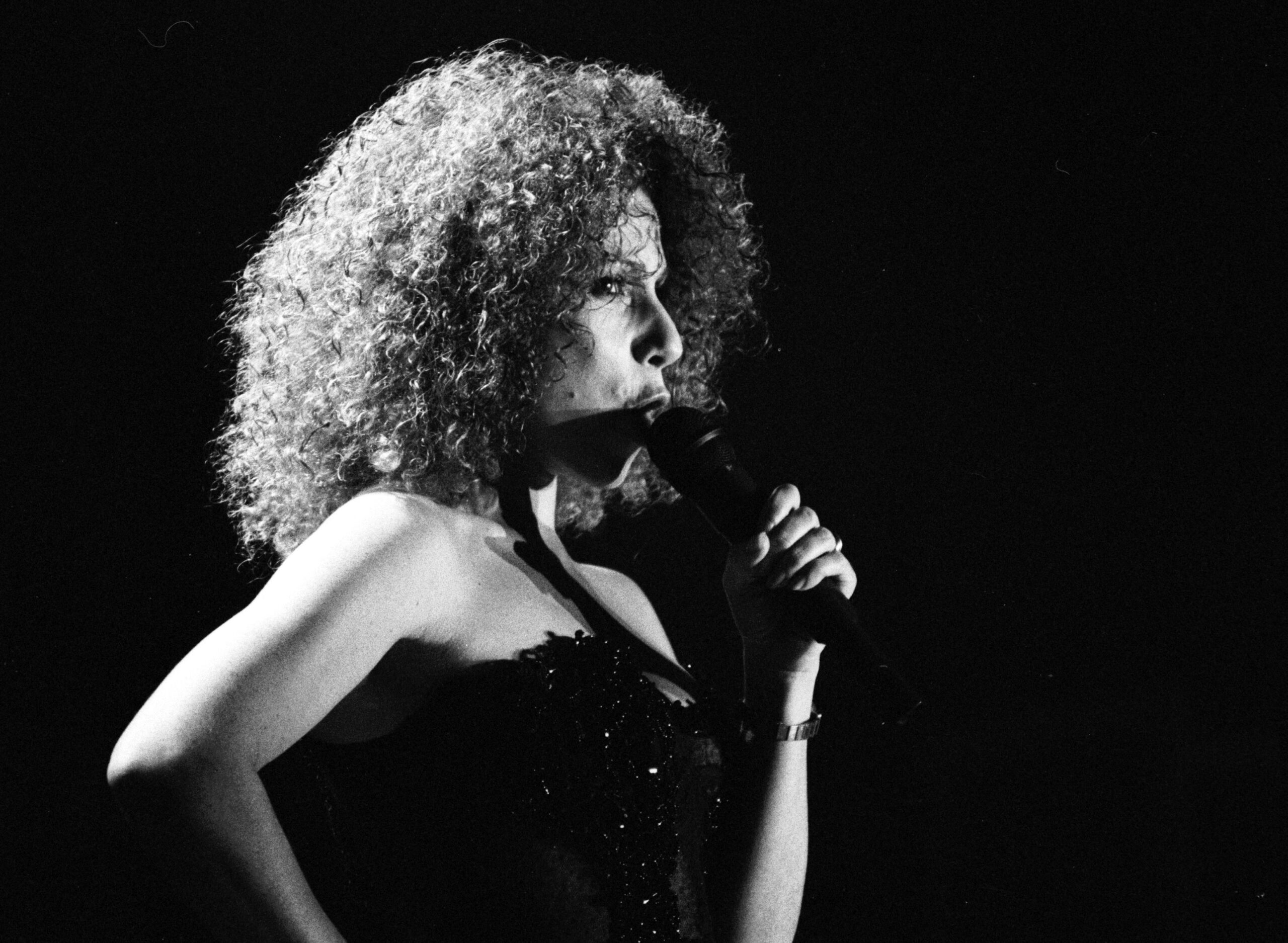 Julia Migenes en concert au casino de Deauville, en septembre 1989. Photographie de Roland Godefroy.