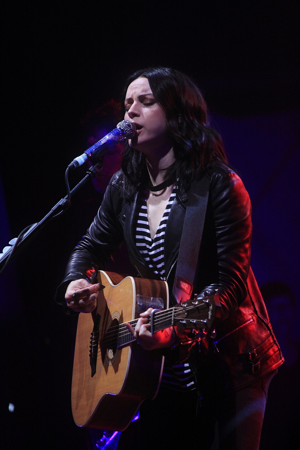 Amy Macdonald chantant et jouant de la guitare au Festival interceltique de Lorient en 2017.
