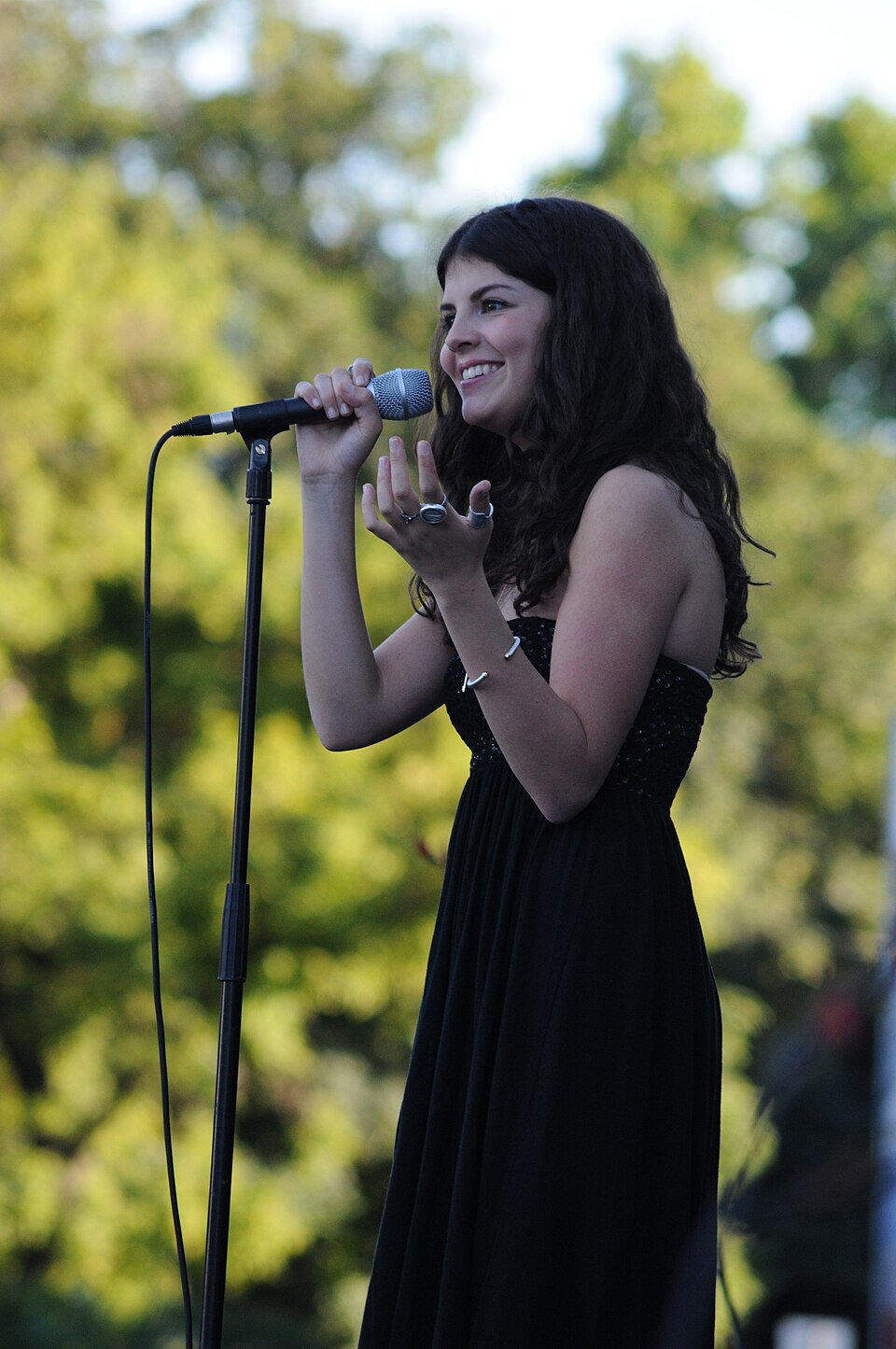 Nikki Yanofsky chantant sur scène au Jazz Fest de Vienne en juillet 2010.