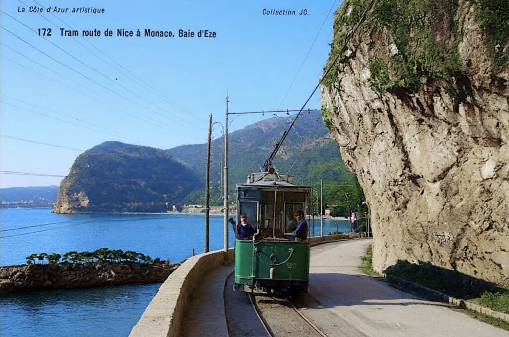 Carte postale ancienne montrant un tramway sur la route de Nice à Monaco, dans la baie d’Èze.
